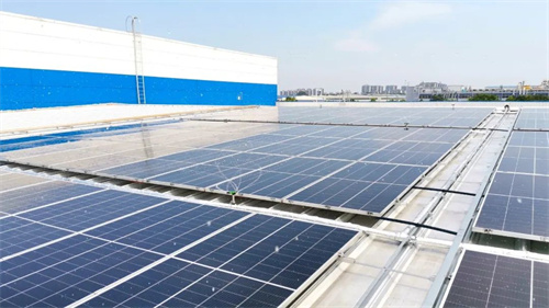 光伏清洗的AI黑科技：水花旋轉 電量滿(mǎn)滿(mǎn)！